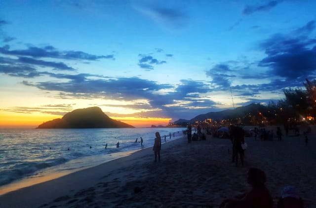 Orla ao entardecer no entorno do Orla Recreio — Grumari, no Recreio