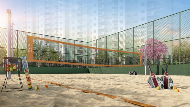 Quadra de areia com rede, raquetes e bolas de beach tennis do Residencial Dona Ivone Lara, no Santo Cristo