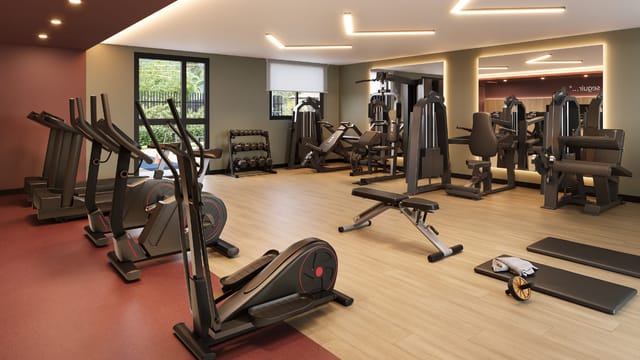 Academia com esteiras, elíptico e aparelhos de musculação do Residencial Dona Ivone Lara, no Santo Cristo