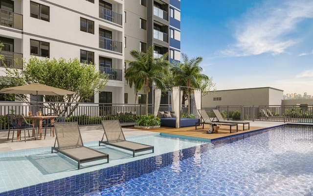 Piscina entre as palmeiras do Porto Maravilha Residencial, no Porto Maravilha